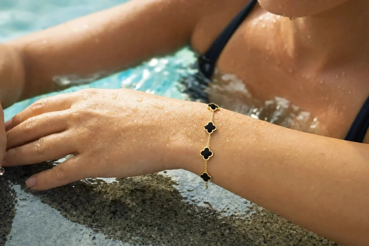 Hva betyr vannfaste smykker? - Aurora Jewellery Norge