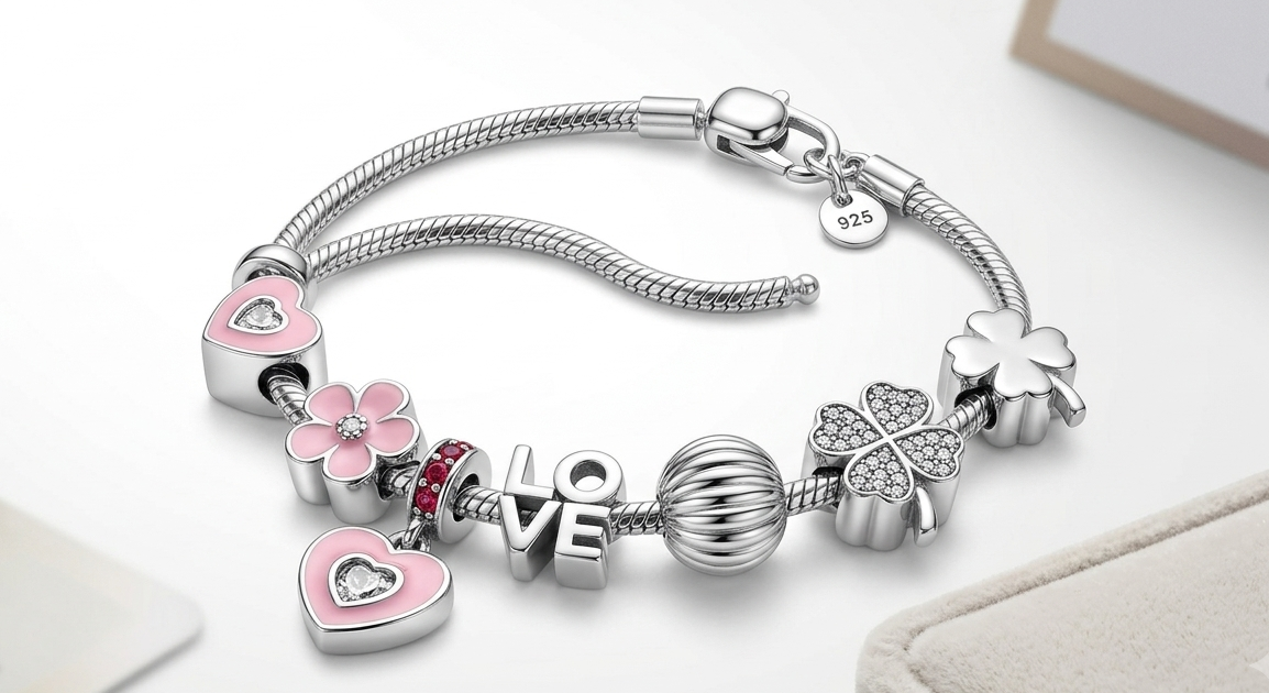 Aurora Hearts &amp; Clovers Charm-armbånd Aurora Jewellery Norge