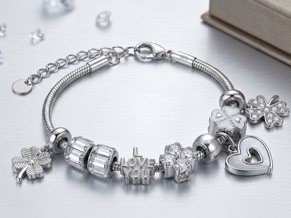 Aurora Hearts & Clover Charm-armbånd Aurora Jewellery Norge