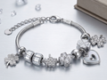 Aurora Hearts & Clover Charm-armbånd Aurora Jewellery Norge