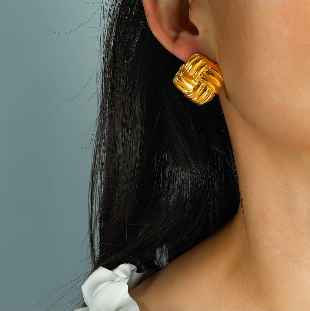 Aurora ørepynt- Knutedesign rustfritt stål belagt med 18K - Aurora Jewellery Norge/ Studio MoeAurora ørepynt- Knutedesign rustfritt stål belagt med 18K7