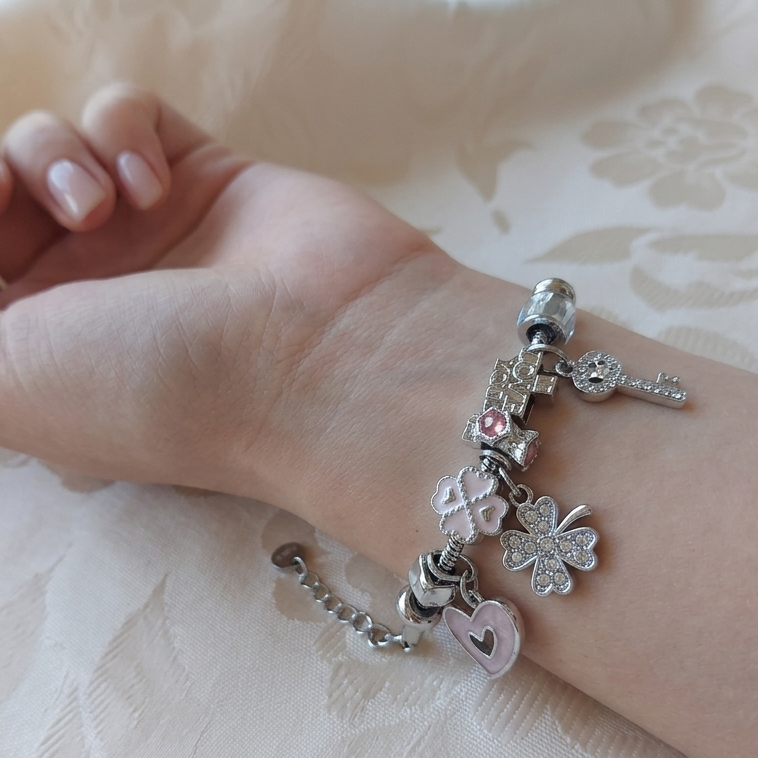 Aurora Hearts & Clover Charm-armbånd Aurora Jewellery Norge