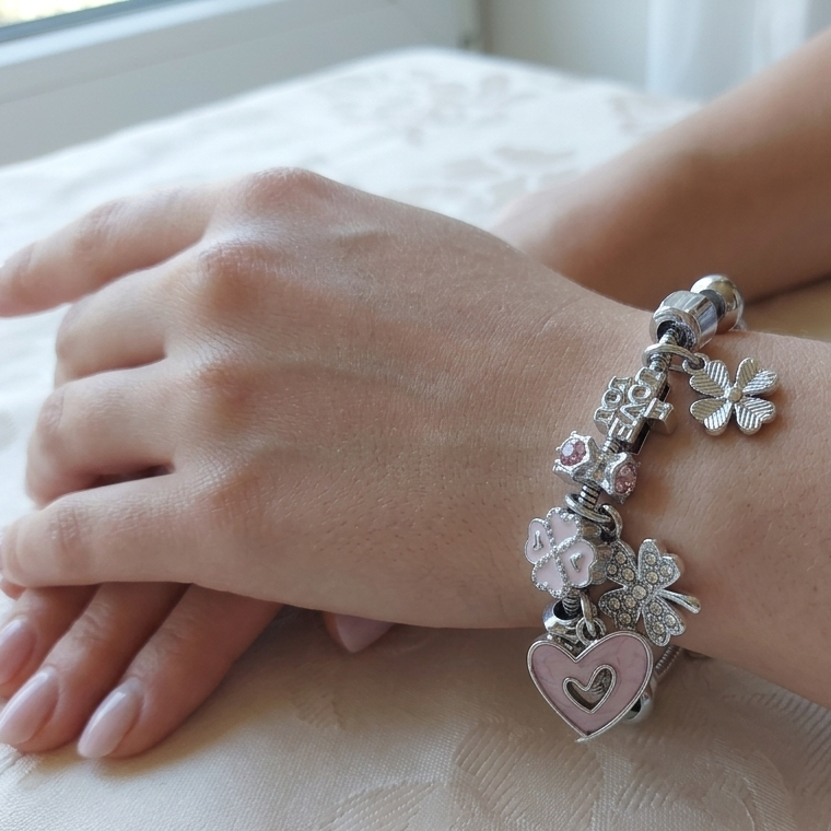 Aurora Hearts &amp; Clovers Charm-armbånd Aurora Jewellery Norge