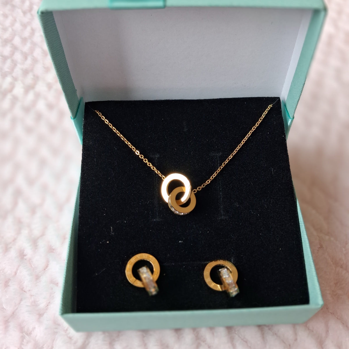 Roman Hoop Studs-øreringer i rustfritt stål belagt med 18k gull